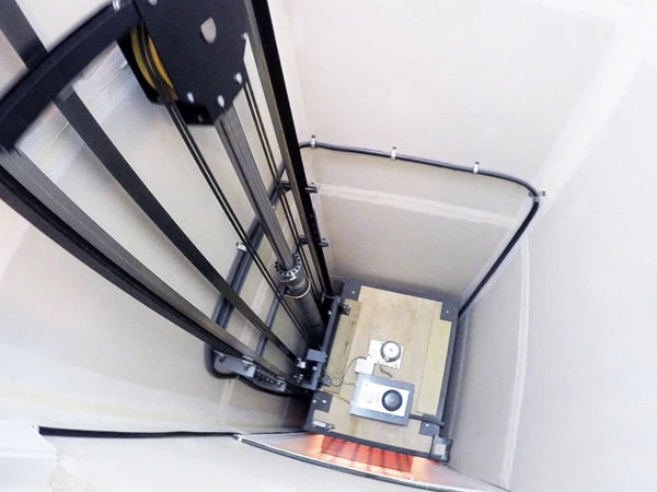 montacargas hidráulico industrial con sistema de elevación metálico