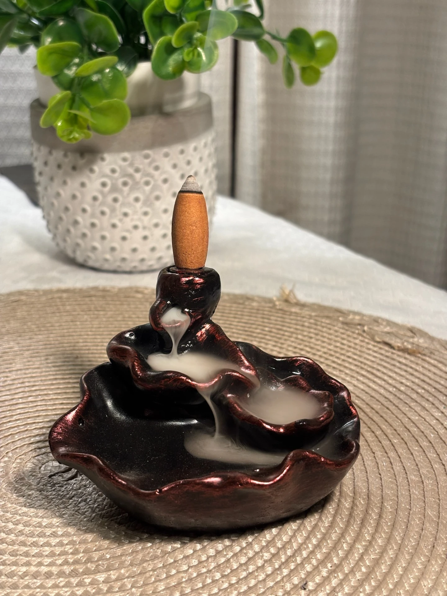 Lámpara de mesa de diseño sobre escritorio claro
