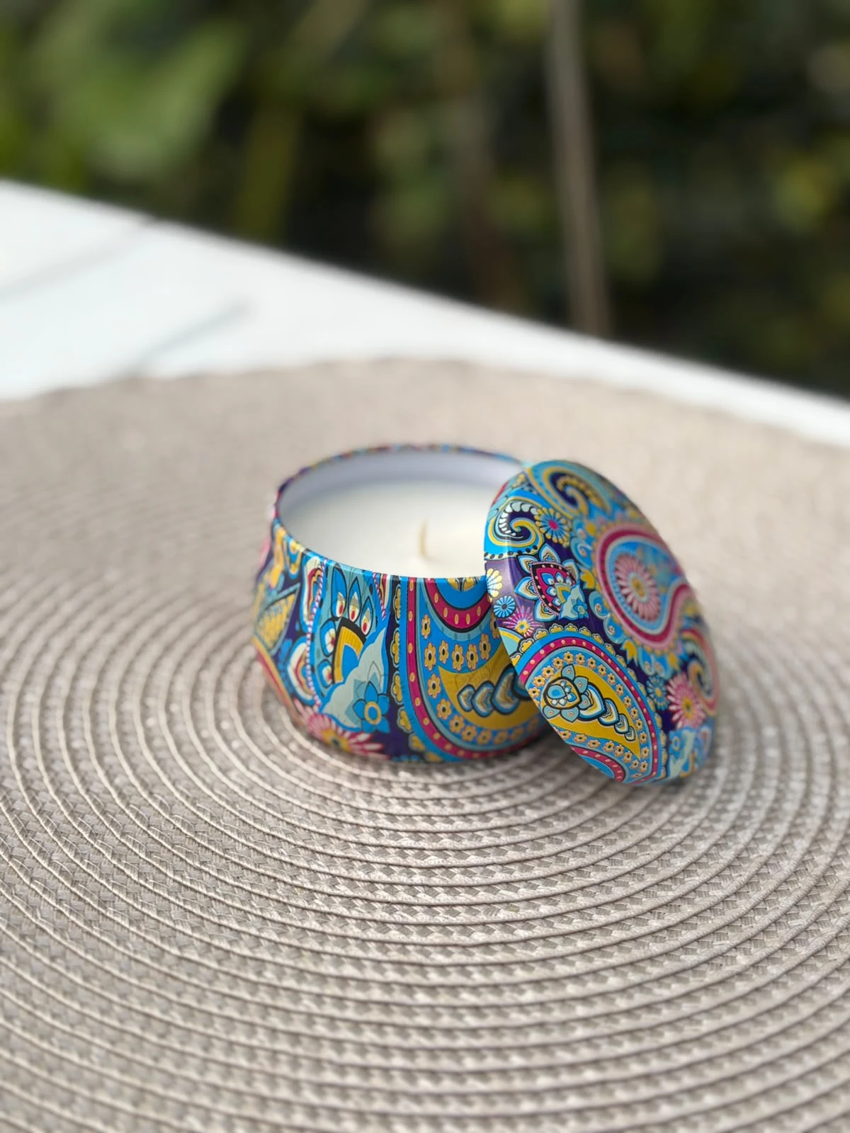 Lámpara de mesa de diseño sobre escritorio claro