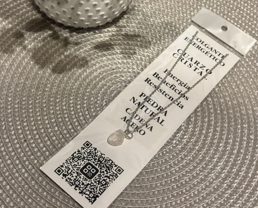 Juego de tazas de cerámica sobre una mesa de madera