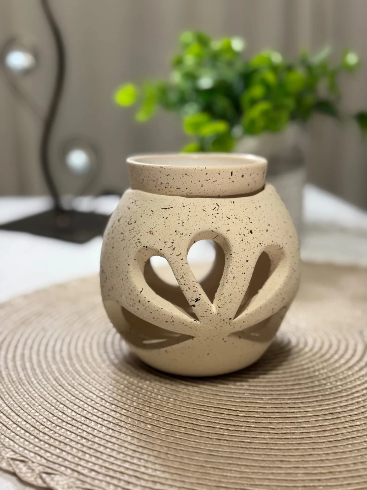 Juego de tazas de cerámica sobre una mesa de madera