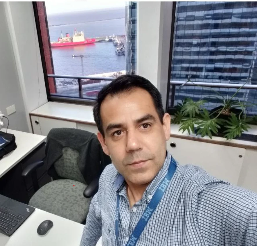Equipo de diseño trabajando frente a pantallas