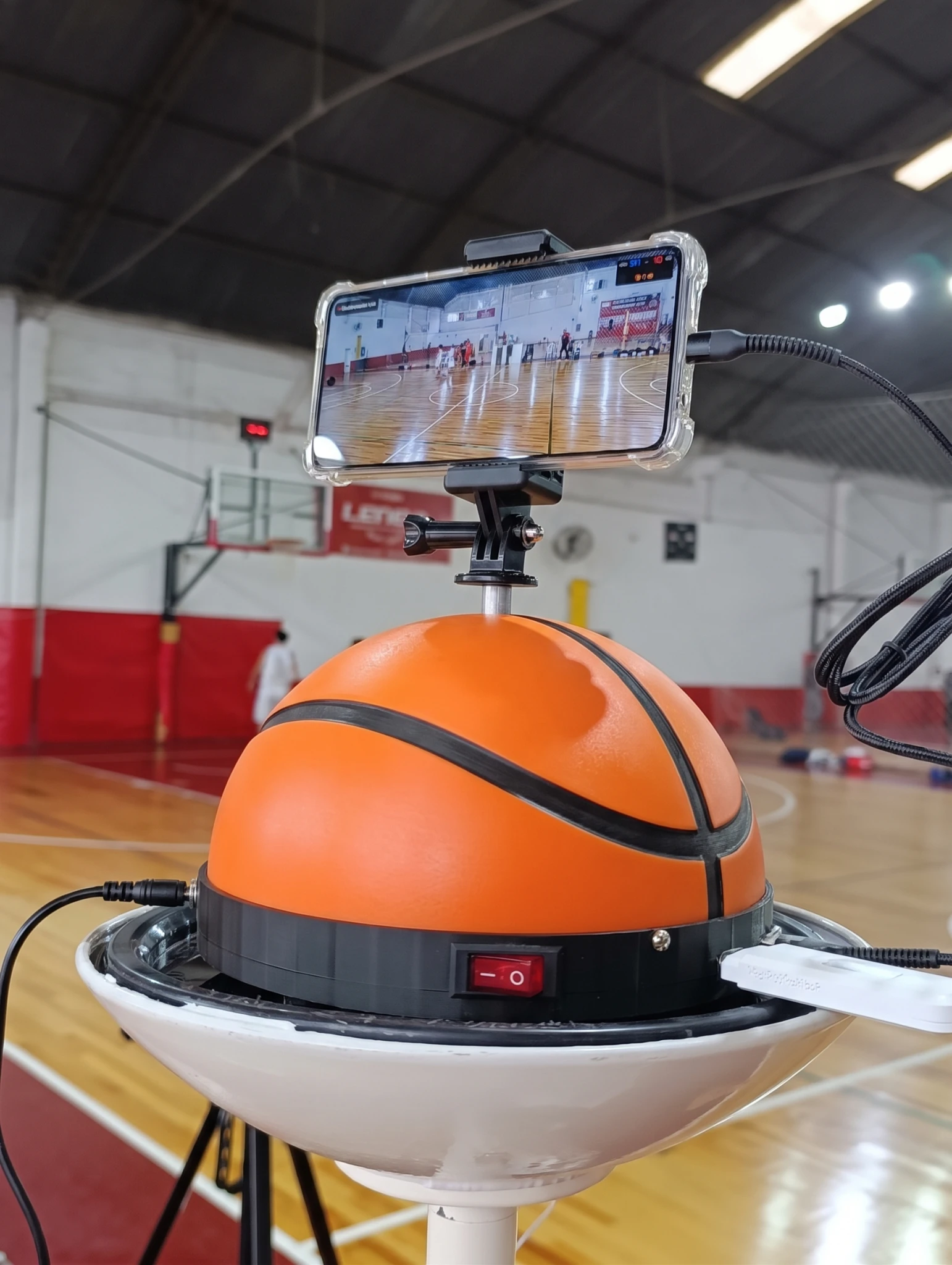 Kit de transmisión SmartCam con trípode y dispositivo móvil realizando seguimiento automático