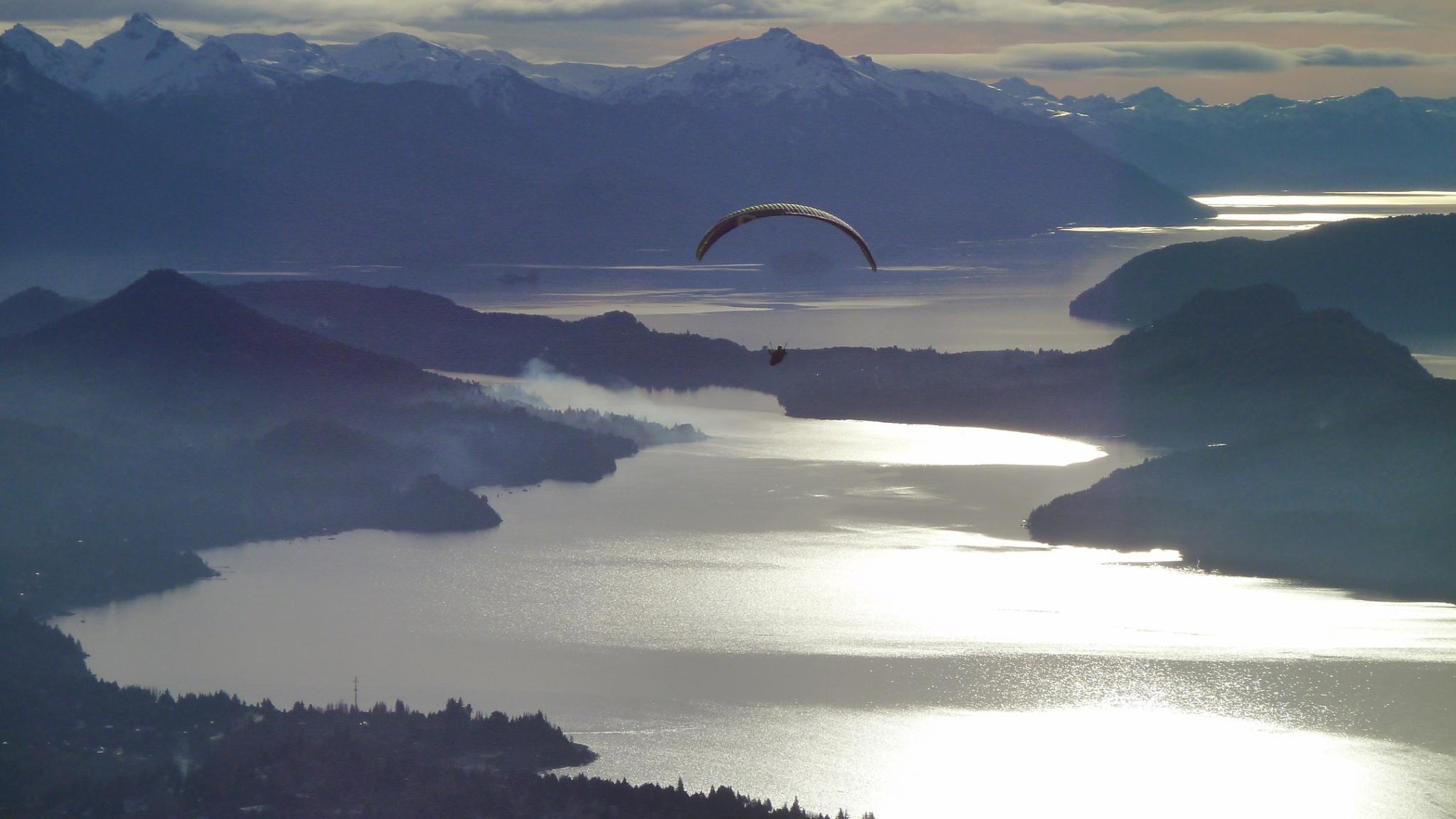 Atardecer sobre las montañas y el lago