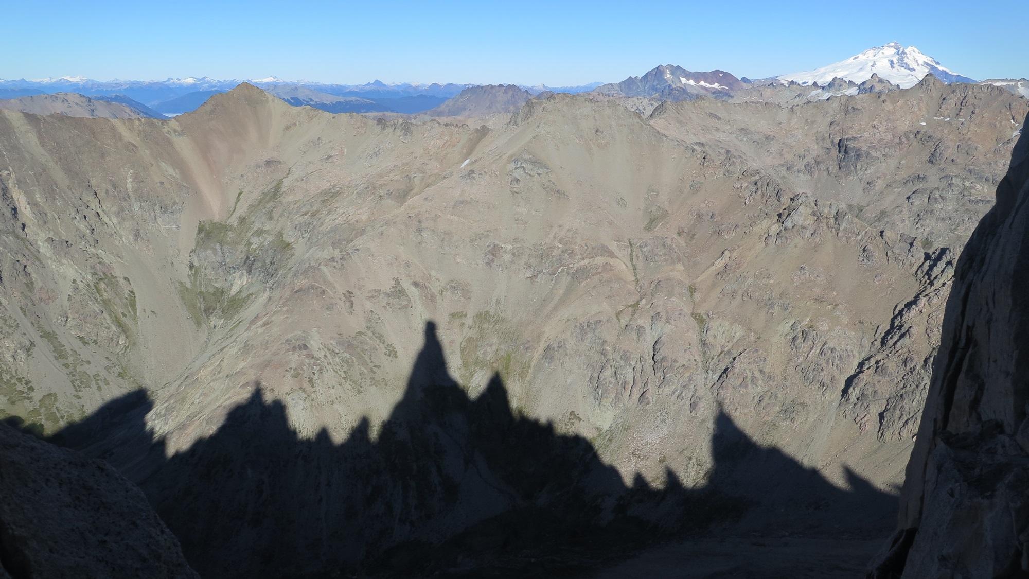 Sombra de las Torres de Catedral con el Tronador de fondo
