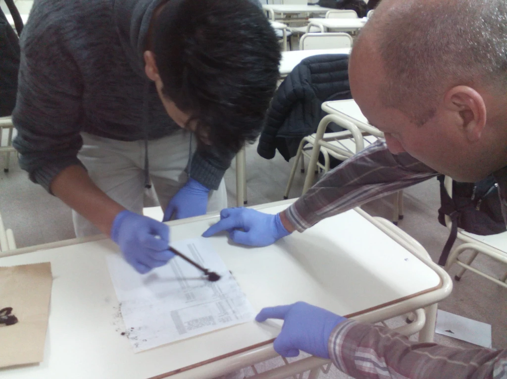 Levantamiento de rastro con polvo magnetico