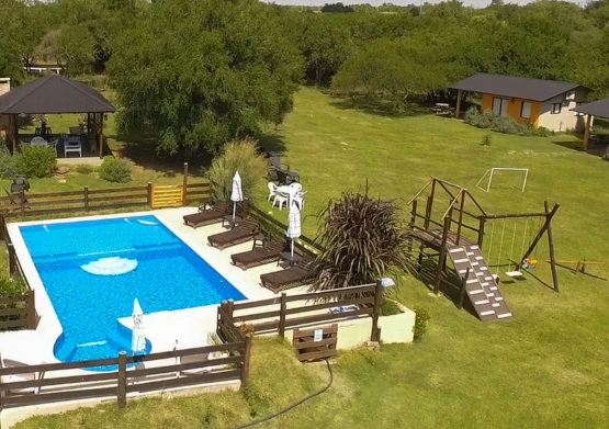 Vista aérea piscina y parque en Cabañas El Origen II, Colón Entre Ríos
