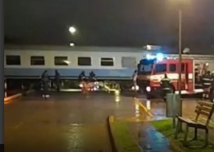 ÚLTIMO MOMENTO | TRAGEDIA EN MAIPÚ: UN AUTOMOVILISTA MURIÓ TRAS SER EMBESTIDO POR UN TREN QUE SE DIRIGÍA A MAR DEL PLATA  Maipú, Buenos Aires. Un trágico accidente ferroviario ocurrió este viernes por la noche en un paso a nivel de la localidad de Maipú.
