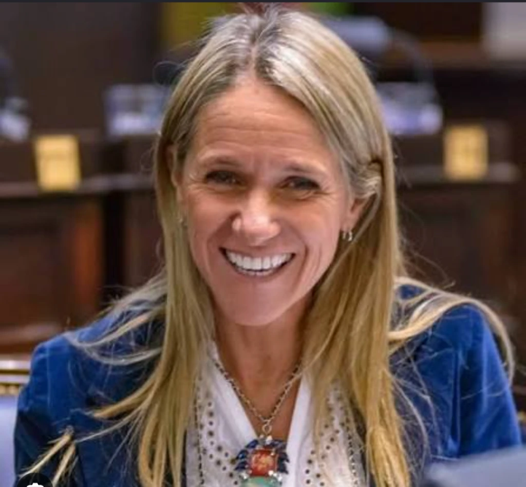 CAROLINA BARROS SCHELOTTO: EL APELLIDO QUE VUELVE AL TABLERO POLÍTICO PLATENSE