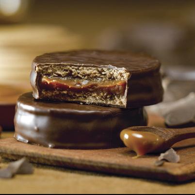 Alfajor Cachafaz de dulce de leche cubierto con chocolate