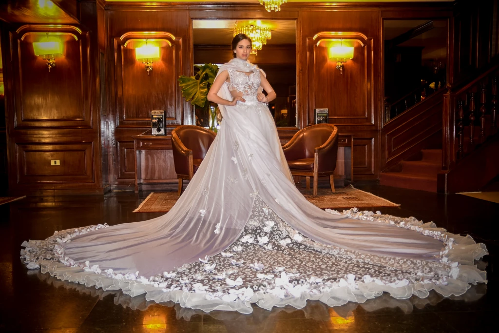 Atelier de novias con detalles de encaje y seda
