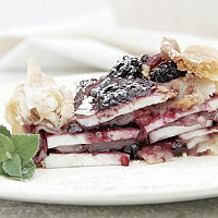 Ricotta Prensada. Pie de frutos rojos en su jugo.