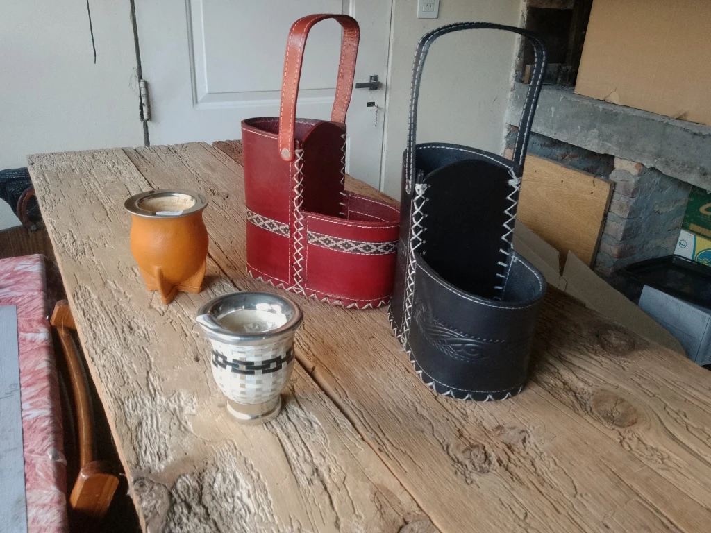 Artesano trabajando cuidadosamente una pieza de cuero natural en el taller
