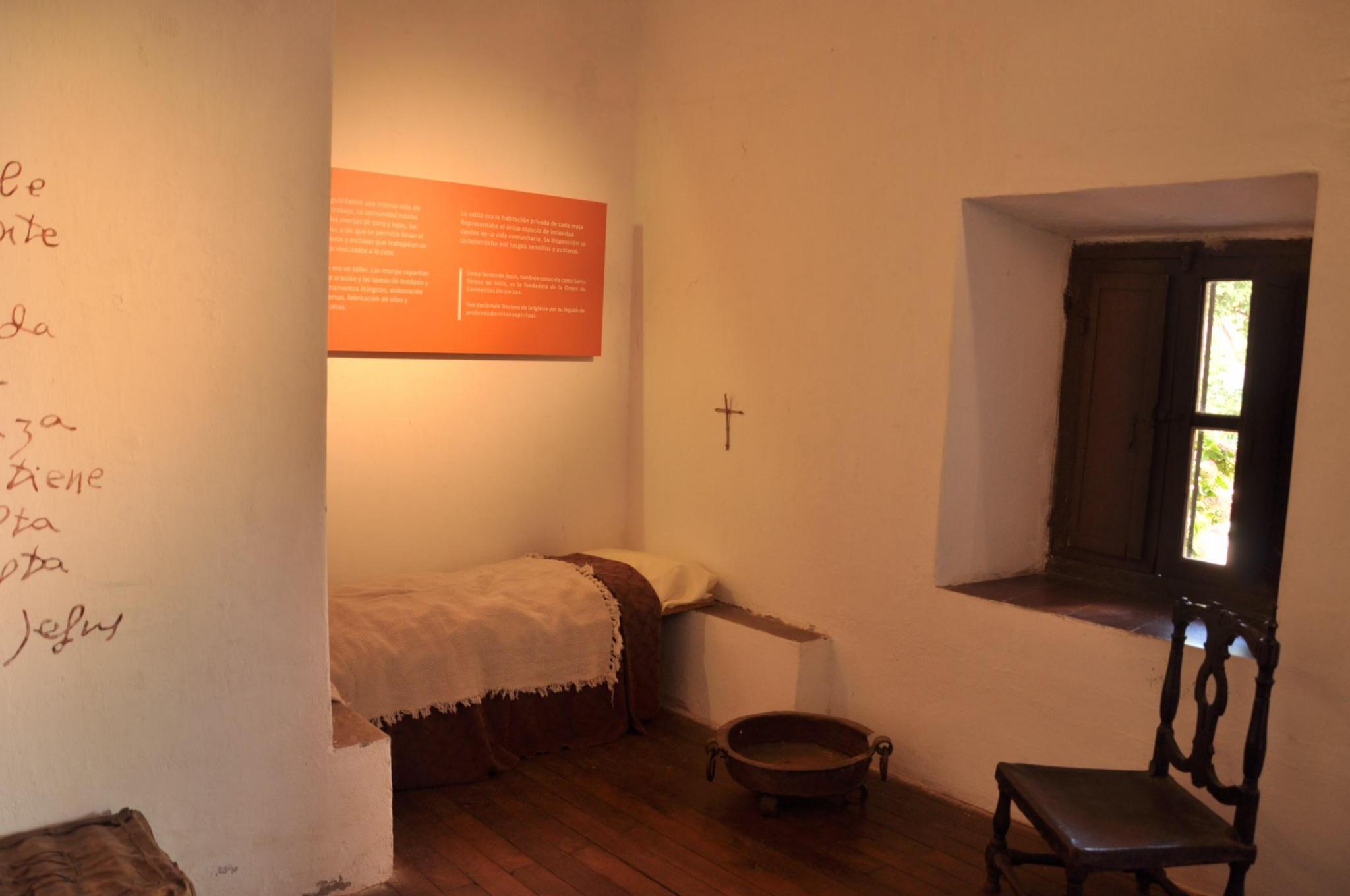 La sala recrea una de las habitaciones de las monjas en el período colonial.