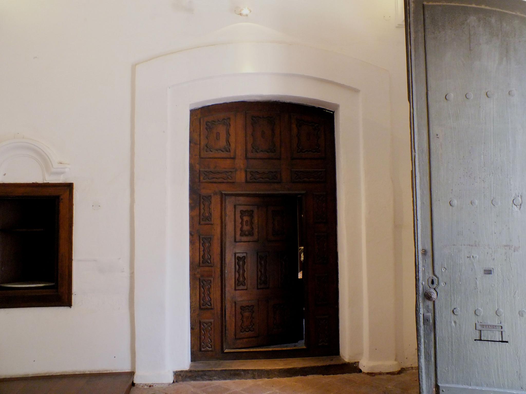 A la izquierda se destaca la apertura denominada torno giratorio, a través del cual se  desarrollaba la actividad comercial.