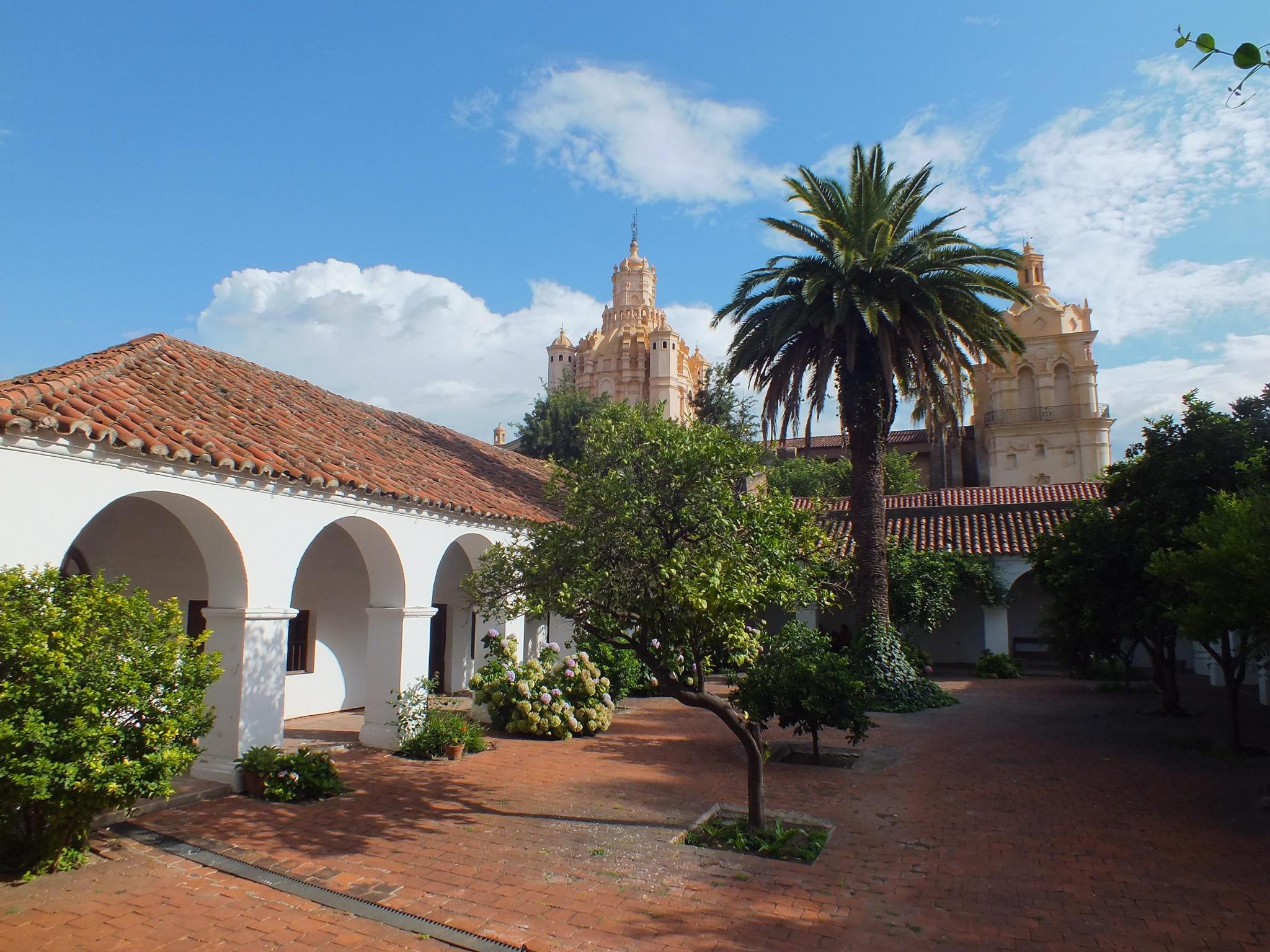 La imagen icónica del museo muestra el patio colonial con la mejor vista de la cúpula y la torre sur de la Catedral.