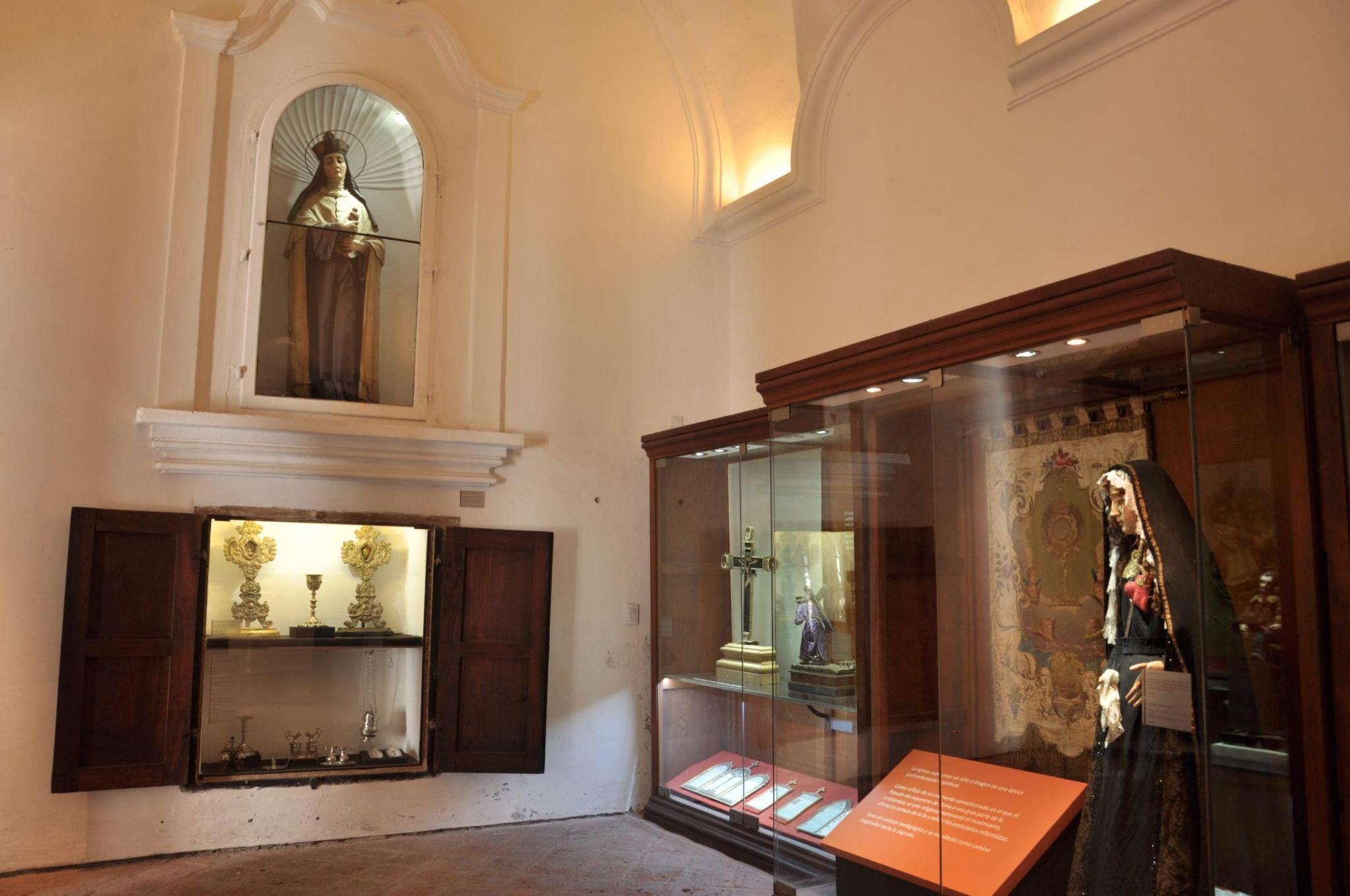 La sala presenta el acervo del museo formado por tres colecciones: el tesoro de la Catedral, el legado del Monasterio San José y donaciones de particulares.