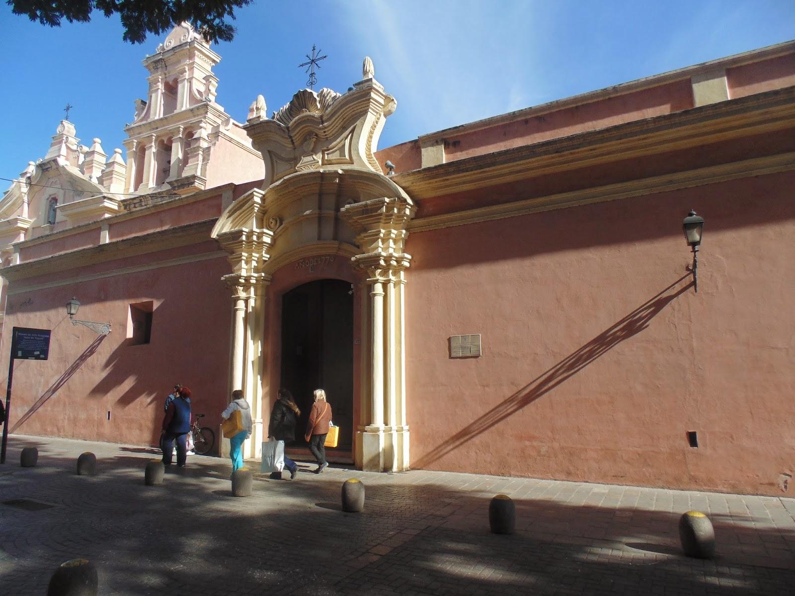 El portal de ingreso posee un carácter fuertemente barroco. Está formado por un conjunto de pilastras y columnas superpuestas que rematan en un tímpano curvo quebrado, sobre el que apoya un peinetón muy elaborado.