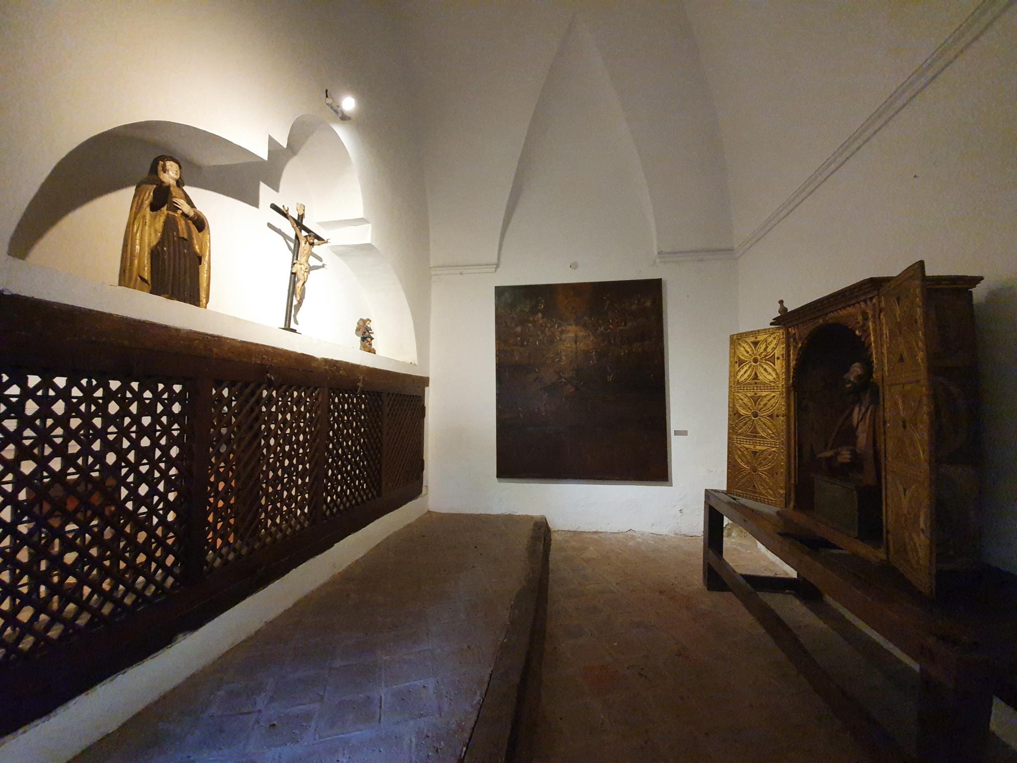 La sala presenta el arte colonial americano o barroco mestizo.