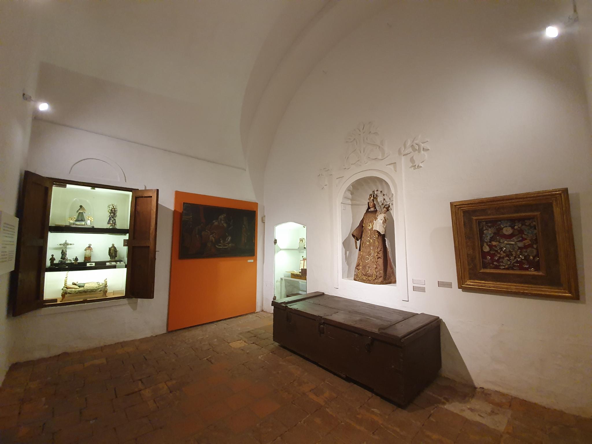En esta sala podrán observar las imágenes de arte religioso que se disponían en conventos o casas para la práctica diaria y personal de la oración.