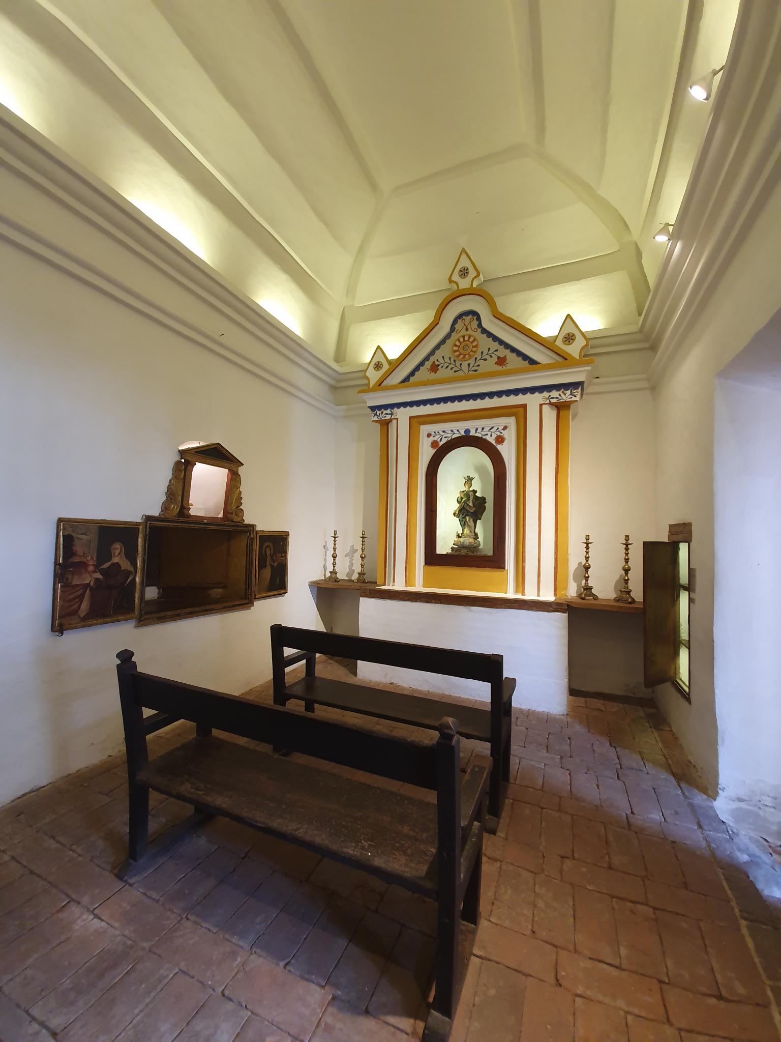 En tiempos de la familia Tejeda ésta era la habitación de Juan, el dueño de casa. Tras su muerte las hermanas deciden transformarla en su oratorio personal.