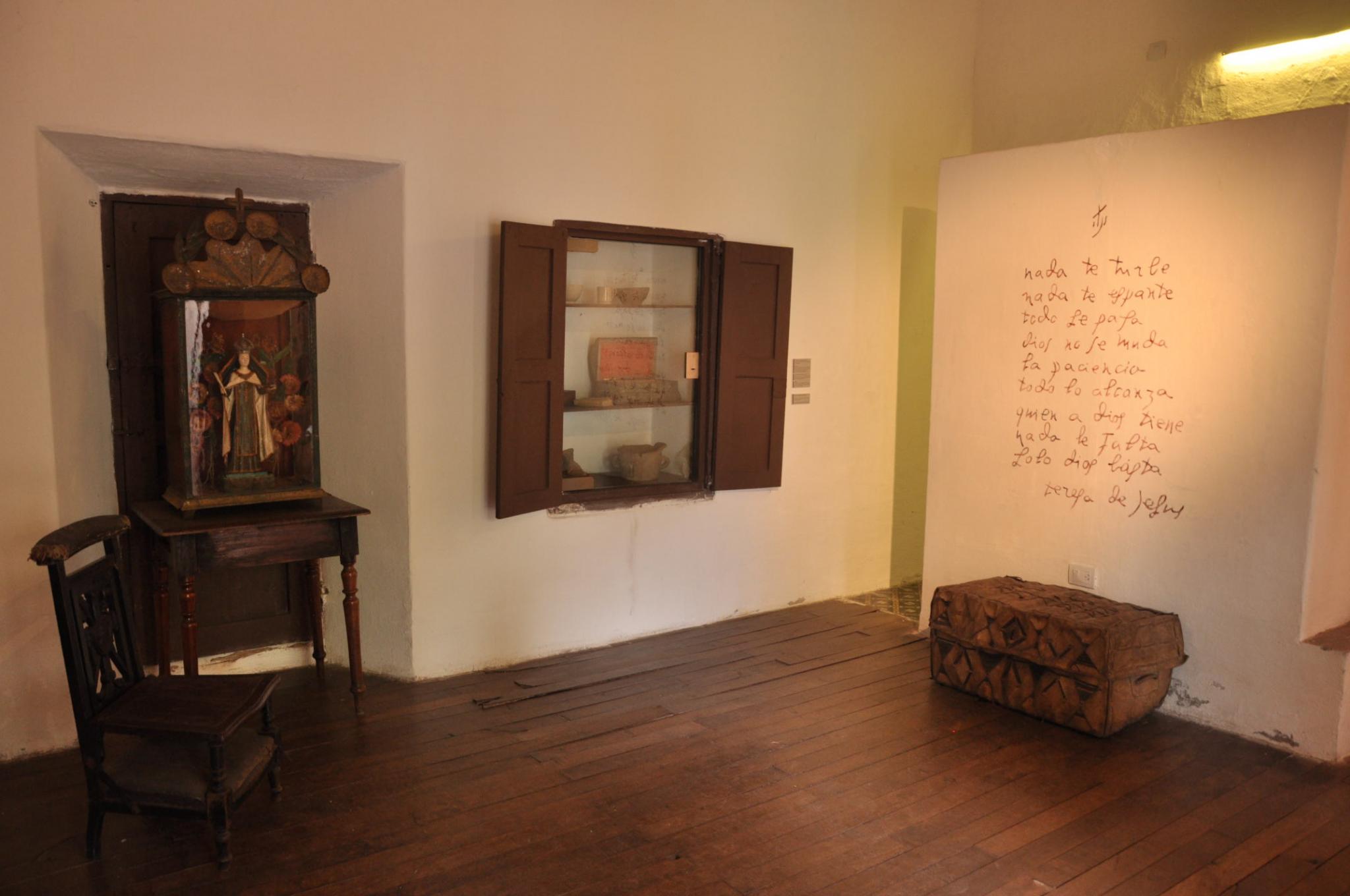 En esta sala prima la austeridad, así lo refleja el texto de Santa Teresa escrito en el muro.