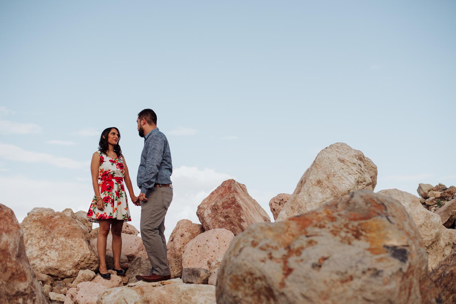 preboda en chihuahua, chihuahua, fotos de pareja , fotografos de boda , fotografos de boda en mexico. fotografos de boda en chihuahua, fotografos profesionales, fotografos destino, parejas de novios al aire libre , sesiones de retrato, sesiones de pareja, sesiones de pareja vintage