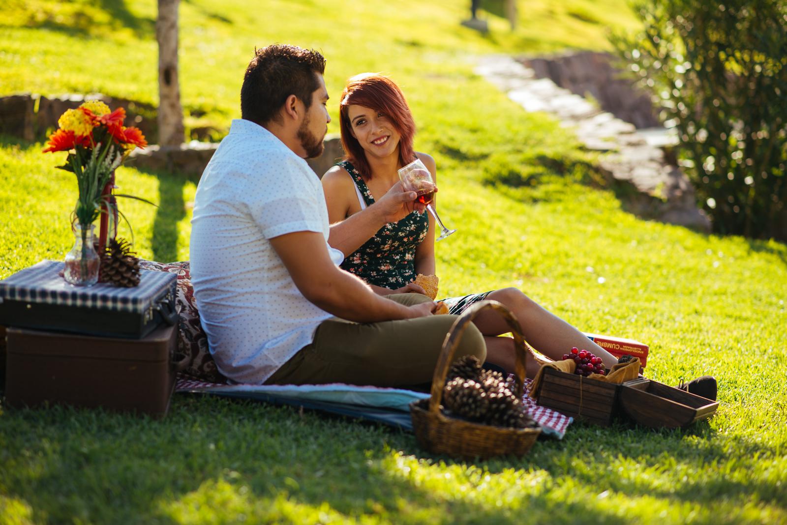 preboda en parque acueducto, novios , pic nic, novios en pic nic, fotos de parejas, tardes romanticas, momentos romanticos, fotografia espontanea , fotografo de bodas , fotografos profesionales , fotografo de matrimonio