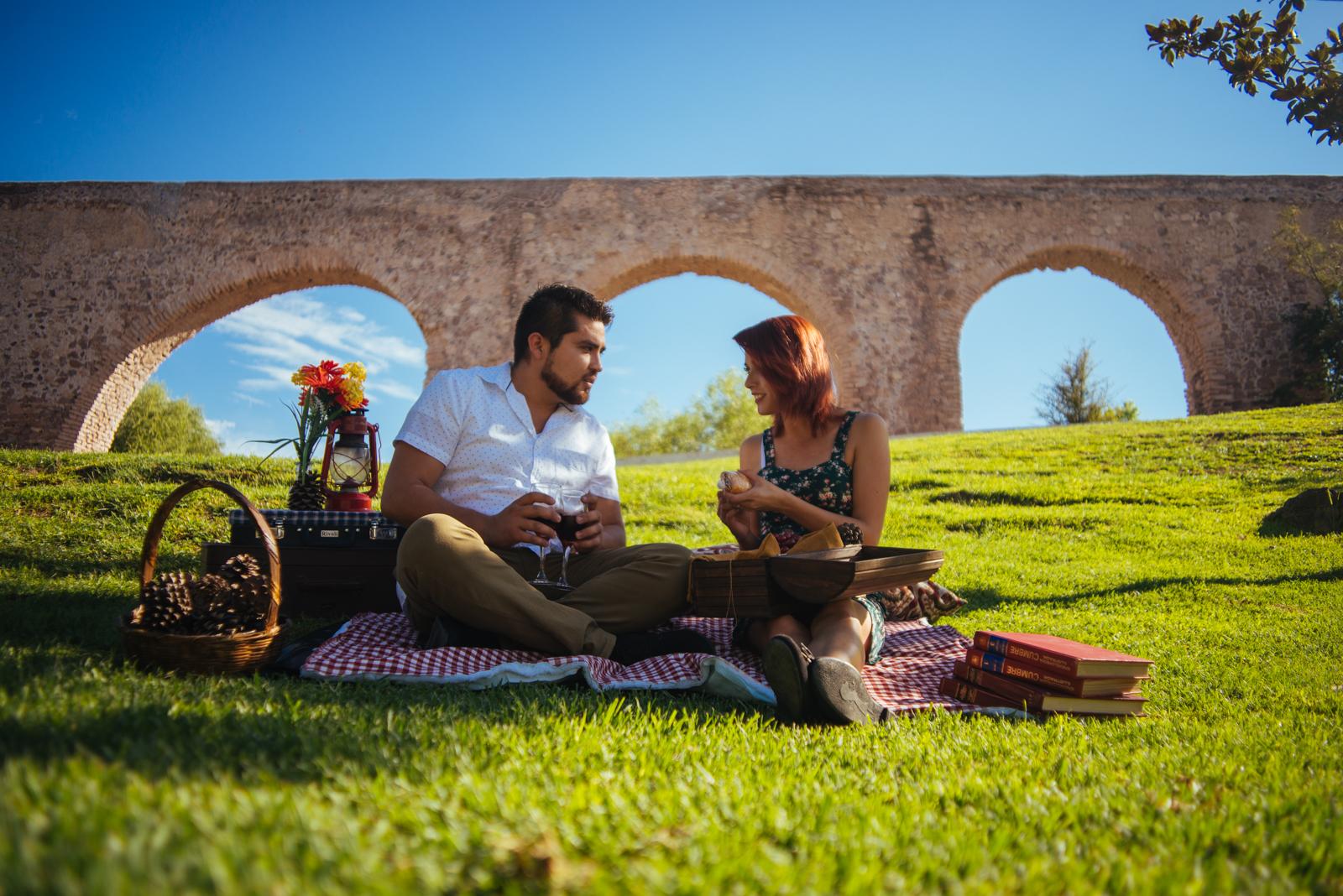 preboda en parque acueducto, novios , pic nic, novios en pic nic, fotos de parejas, tardes romanticas, momentos romanticos, fotografia espontanea , fotografo de bodas , fotografos profesionales , fotografo de matrimonio