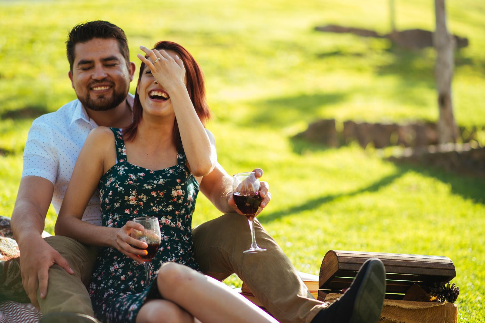 preboda en parque acueducto, novios , pic nic, novios en pic nic, fotos de parejas, tardes romanticas, momentos romanticos, fotografia espontanea , fotografo de bodas , fotografos profesionales , fotografo de matrimonio