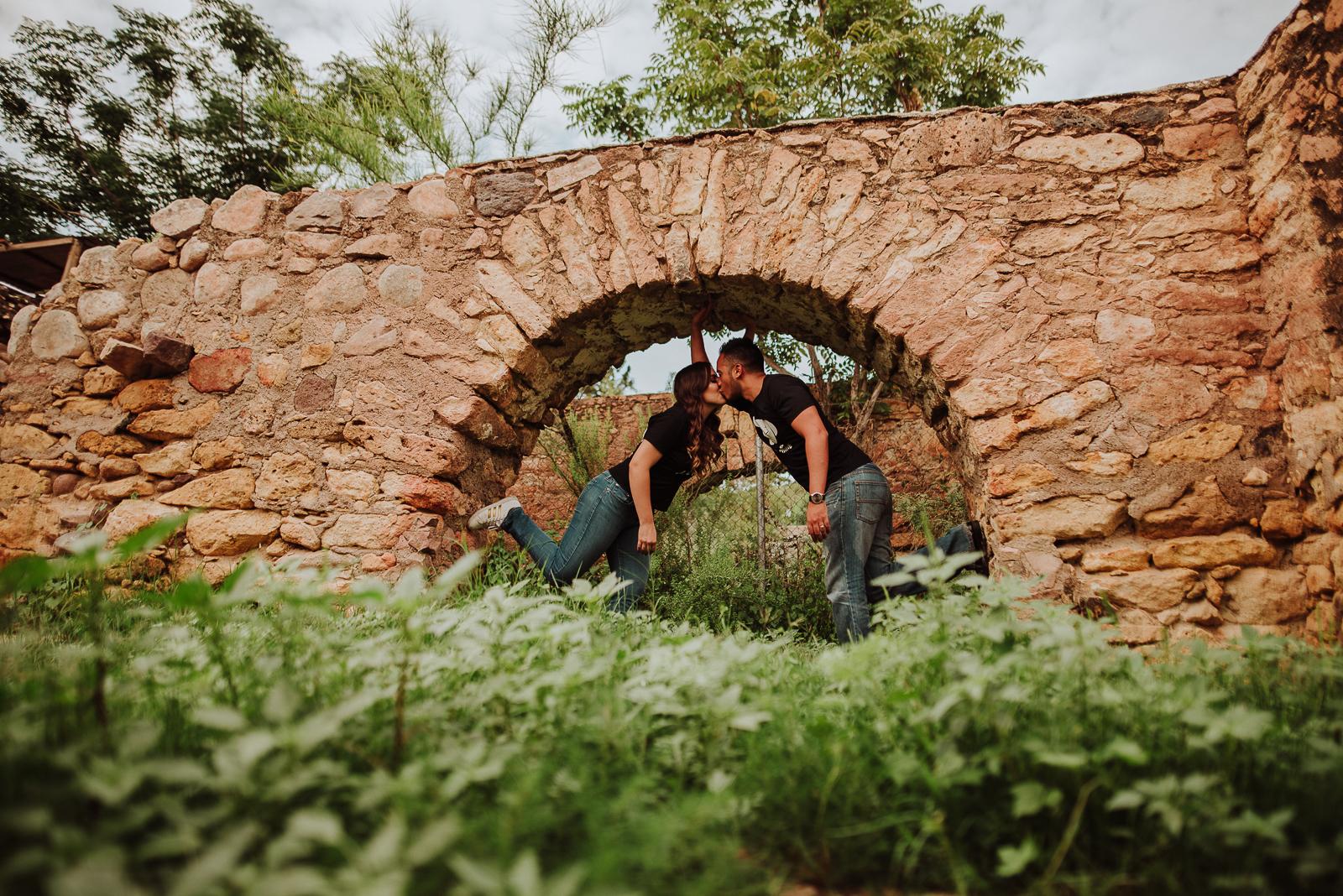 fotografias espontaneas, fotos de pareja, fotos en ruinas, preboda Santa Eulalia pueblo magico,  fotografia de novios, boda en chihuahua , fotografo de bodas , fotografos profesionales,  novios en santa eulalia  , parejas en santa eulalia, novios en chihuahua mexico, fotografos profesionales, fotografos de matrimonios