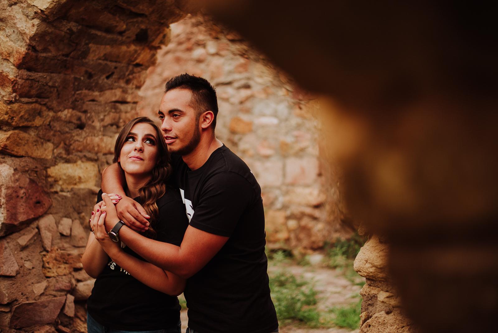 fotografias espontaneas, fotos de pareja, fotos en ruinas, preboda Santa Eulalia pueblo magico,  fotografia de novios, boda en chihuahua , fotografo de bodas , fotografos profesionales,  novios en santa eulalia  , parejas en santa eulalia, novios en chihuahua mexico, fotografos profesionales, fotografos de matrimonios