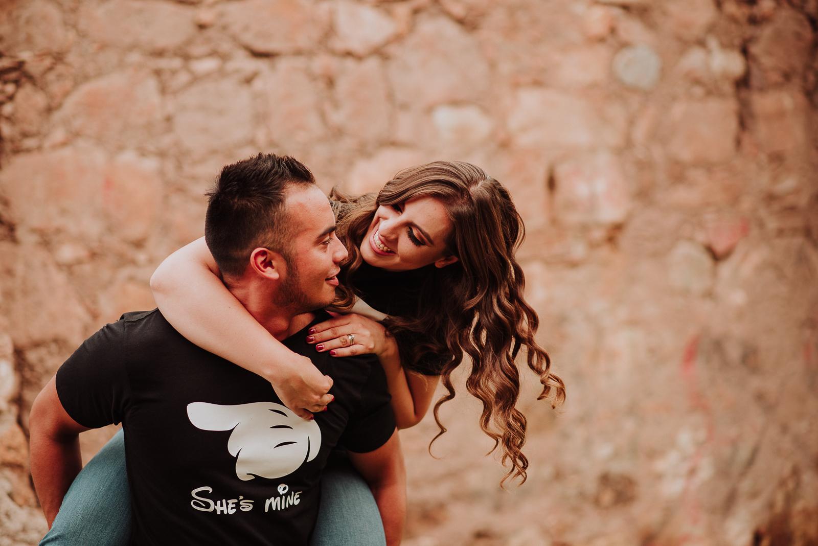 sesion de fotos de novios , fotos de pareja espontaneas, fotos de novios divirtiendose, novios paseando en chihuahua, sesion de fotos de pareja, fotografos de boda en chihuahua, mac y liz , mac y liz foto 
