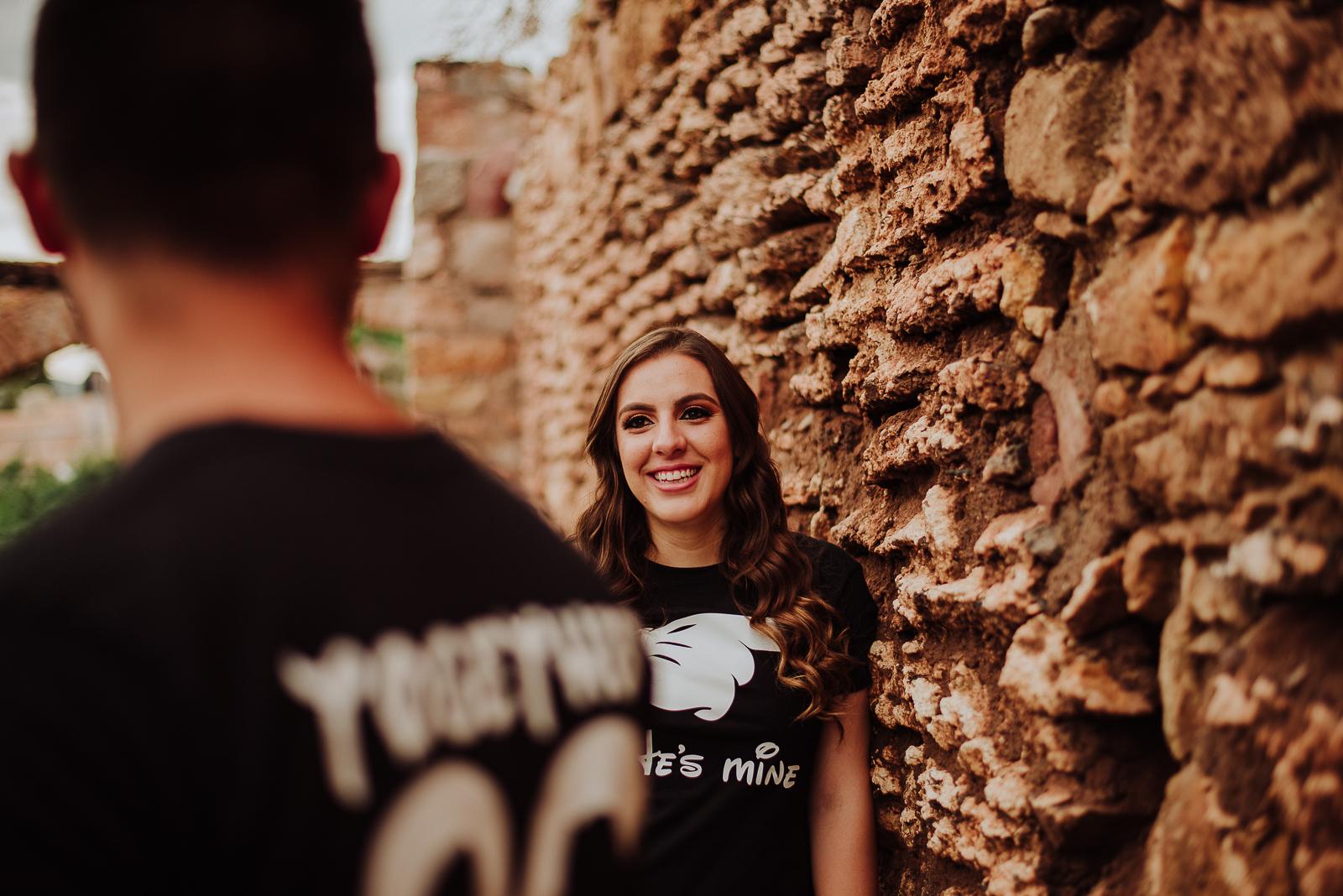 fotografias espontaneas, fotos de pareja, fotos en ruinas, preboda Santa Eulalia pueblo magico,  fotografia de novios, boda en chihuahua , fotografo de bodas , fotografos profesionales,  novios en santa eulalia  , parejas en santa eulalia, novios en chihuahua mexico, fotografos profesionales, fotografos de matrimonios