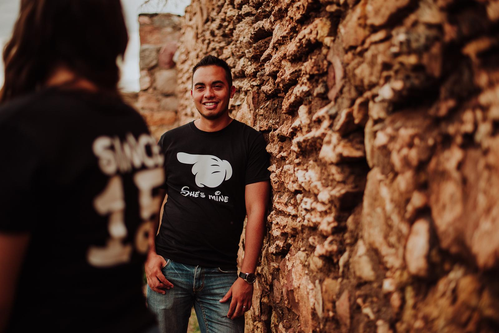 fotografias espontaneas, fotos de pareja, fotos en ruinas, preboda Santa Eulalia pueblo magico,  fotografia de novios, boda en chihuahua , fotografo de bodas , fotografos profesionales,  novios en santa eulalia  , parejas en santa eulalia, novios en chihuahua mexico, fotografos profesionales, fotografos de matrimonios
