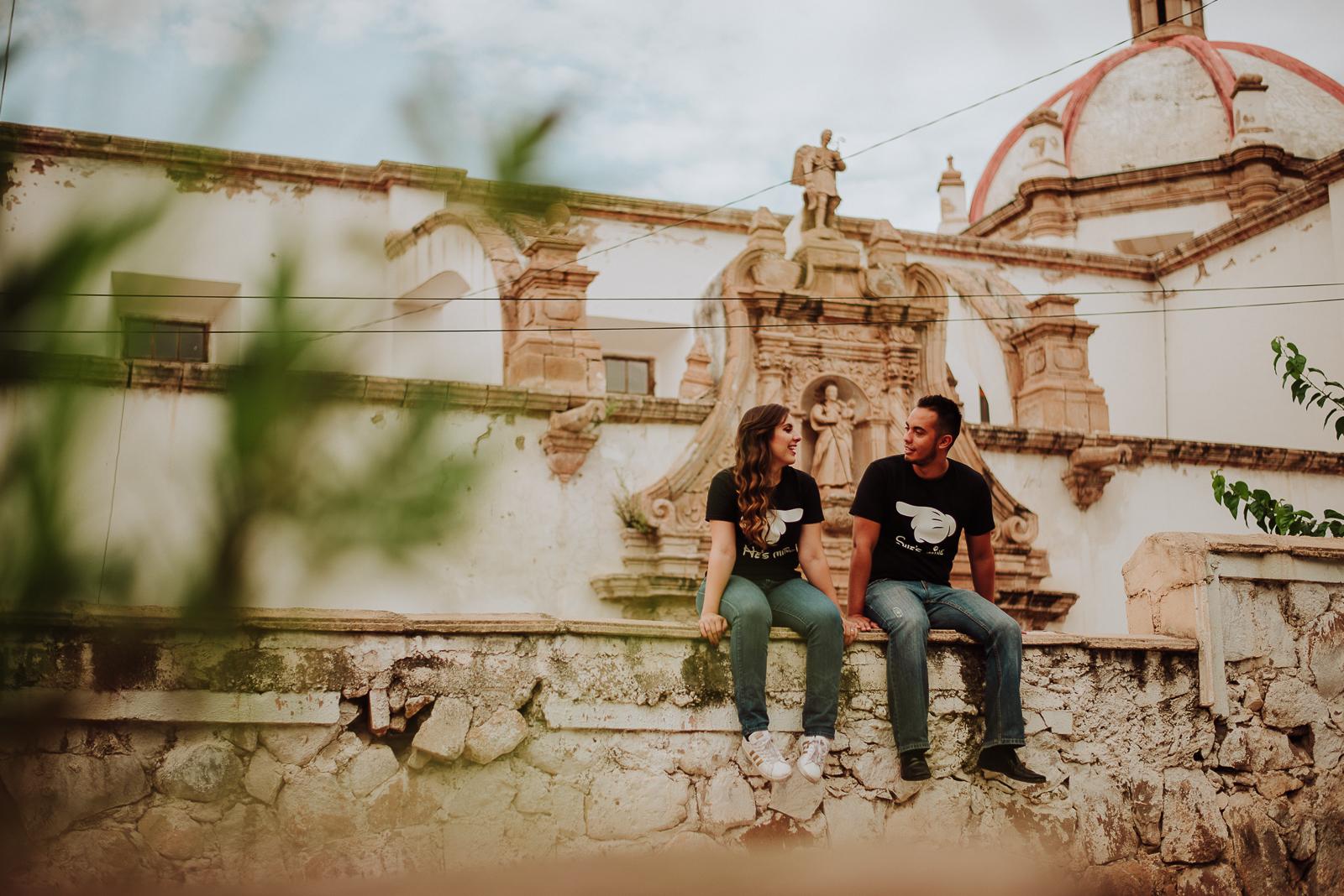 fotografias espontaneas, fotos de pareja, fotos en ruinas, preboda Santa Eulalia pueblo magico,  fotografia de novios, boda en chihuahua , fotografo de bodas , fotografos profesionales,  novios en santa eulalia  , parejas en santa eulalia, novios en chihuahua mexico, fotografos profesionales, fotografos de matrimonios