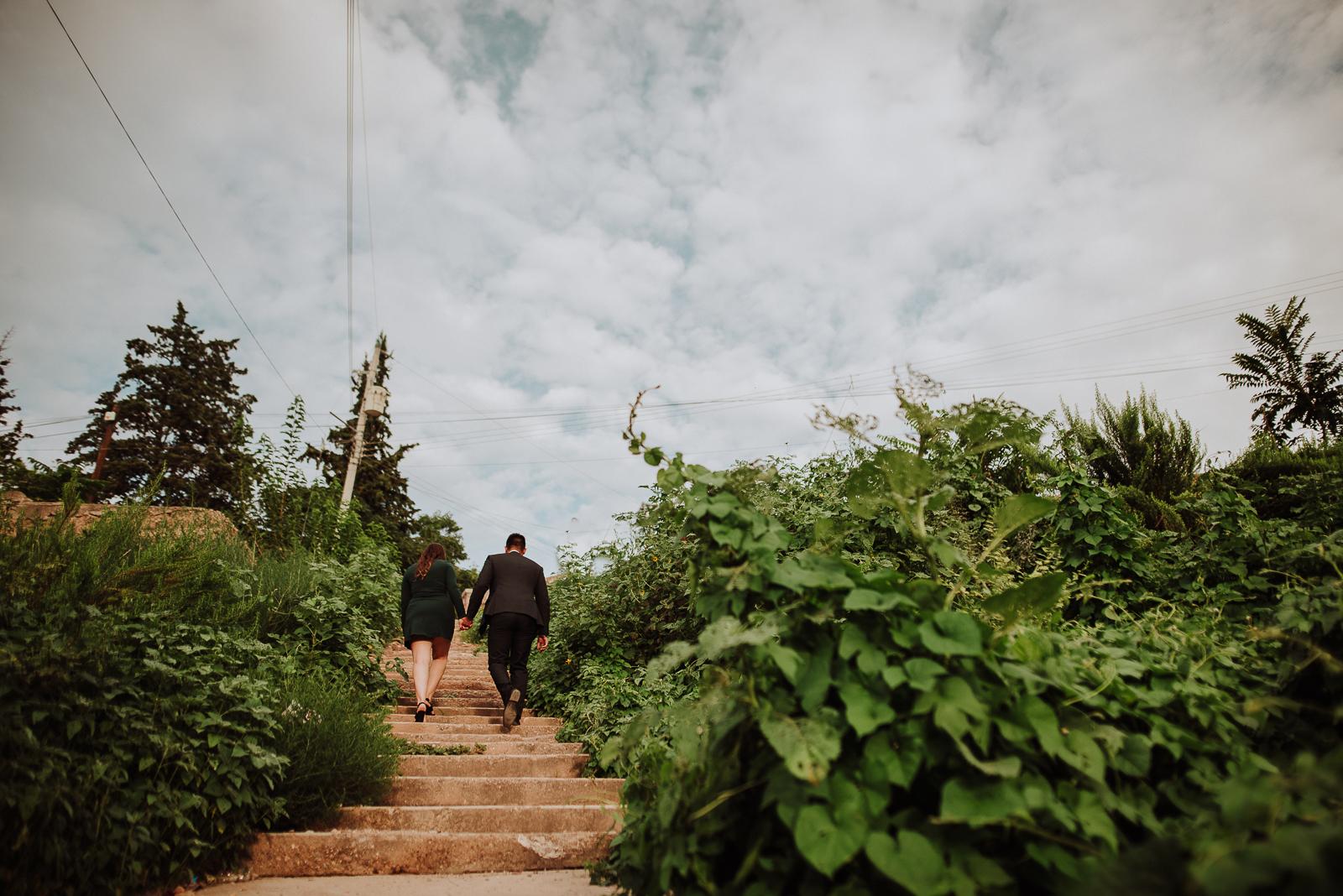 fotografias espontaneas, fotos de pareja, fotos en ruinas, preboda Santa Eulalia pueblo magico,  fotografia de novios, boda en chihuahua , fotografo de bodas , fotografos profesionales,  novios en santa eulalia  , parejas en santa eulalia, novios en chihuahua mexico, fotografos profesionales, fotografos de matrimonios