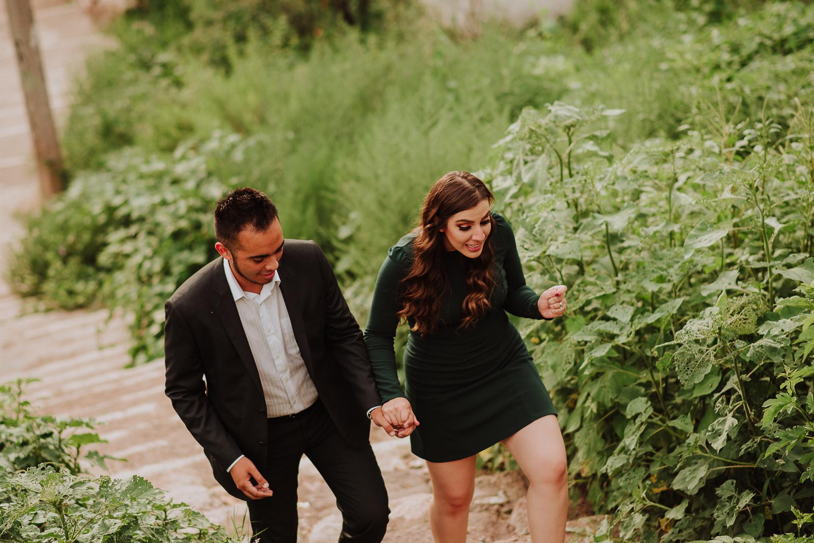 fotografias espontaneas, fotos de pareja, fotos en ruinas, preboda Santa Eulalia pueblo magico,  fotografia de novios, boda en chihuahua , fotografo de bodas , fotografos profesionales,  novios en santa eulalia  , parejas en santa eulalia, novios en chihuahua mexico, fotografos profesionales, fotografos de matrimonios
