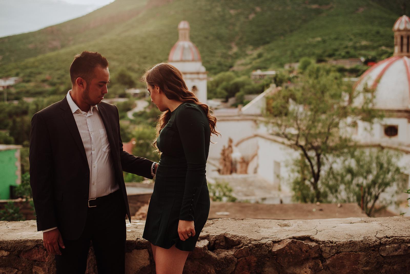 fotografias espontaneas, fotos de pareja, fotos en ruinas, preboda Santa Eulalia pueblo magico,  fotografia de novios, boda en chihuahua , fotografo de bodas , fotografos profesionales,  novios en santa eulalia  , parejas en santa eulalia, novios en chihuahua mexico, fotografos profesionales, fotografos de matrimonios
