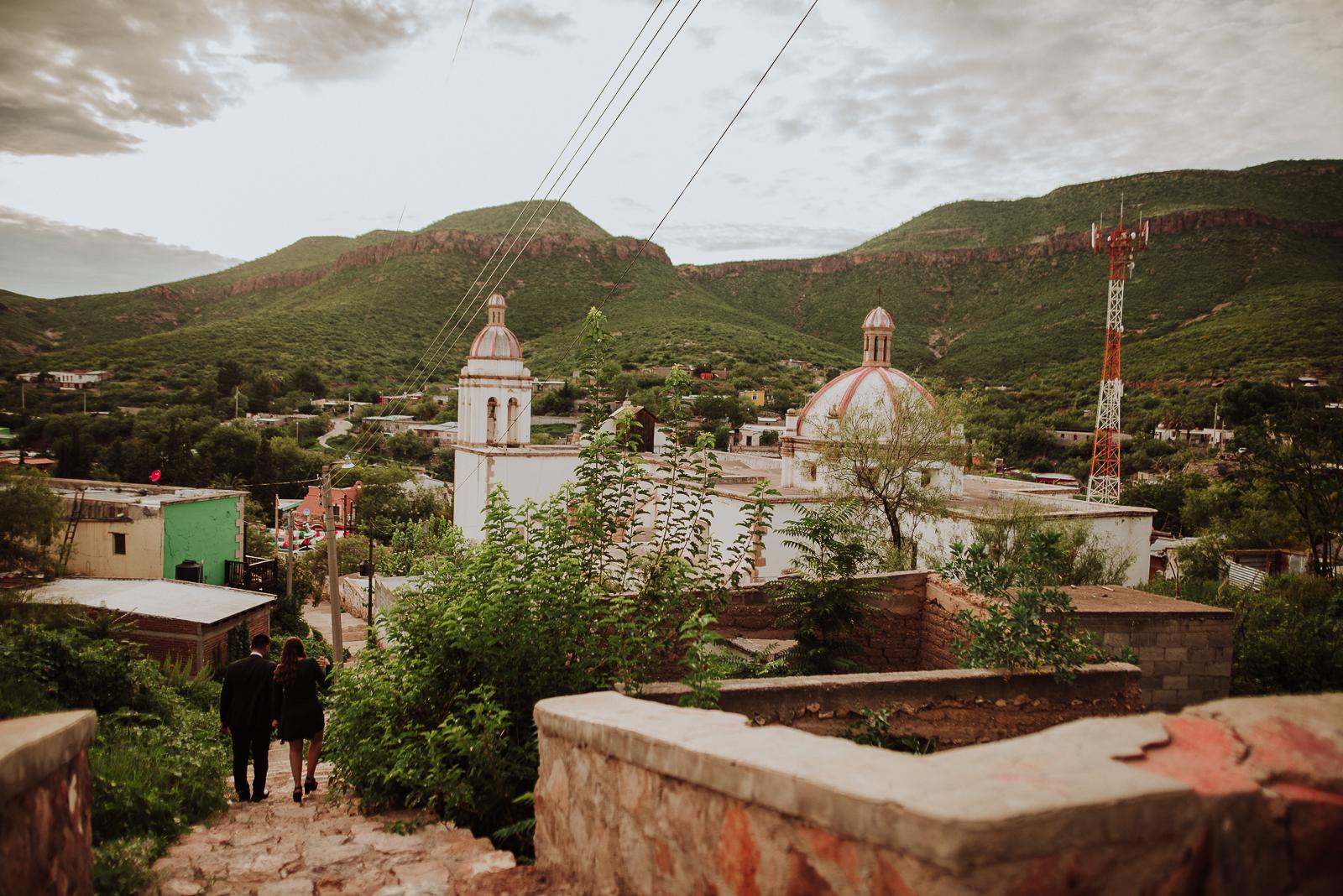 fotografias espontaneas, fotos de pareja, fotos en ruinas, preboda Santa Eulalia pueblo magico,  fotografia de novios, boda en chihuahua , fotografo de bodas , fotografos profesionales,  novios en santa eulalia  , parejas en santa eulalia, novios en chihuahua mexico, fotografos profesionales, fotografos de matrimonios