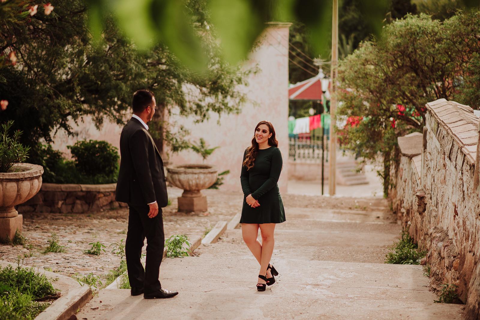 fotografias espontaneas, fotos de pareja, fotos en ruinas, preboda Santa Eulalia pueblo magico,  fotografia de novios, boda en chihuahua , fotografo de bodas , fotografos profesionales,  novios en santa eulalia  , parejas en santa eulalia, novios en chihuahua mexico, fotografos profesionales, fotografos de matrimonios