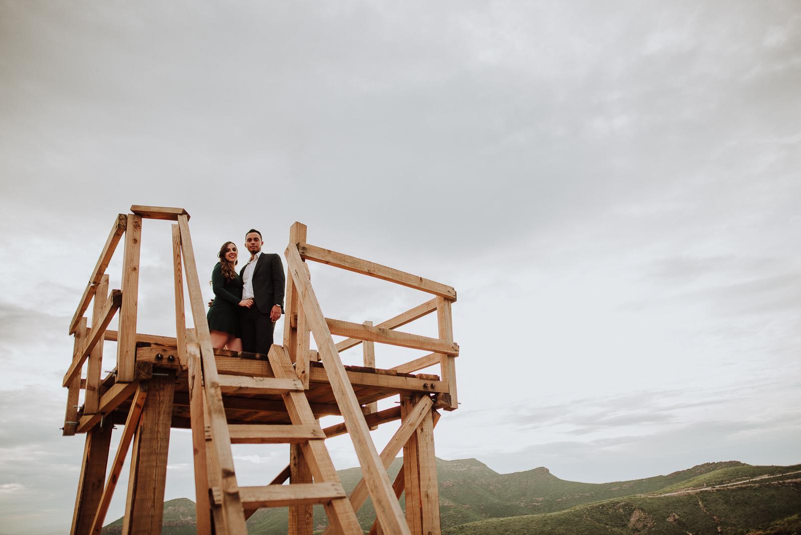 fotografias espontaneas, fotos de pareja, fotos en ruinas, preboda Santa Eulalia pueblo magico,  fotografia de novios, boda en chihuahua , fotografo de bodas , fotografos profesionales,  novios en santa eulalia  , parejas en santa eulalia, novios en chihuahua mexico, fotografos profesionales, fotografos de matrimonios