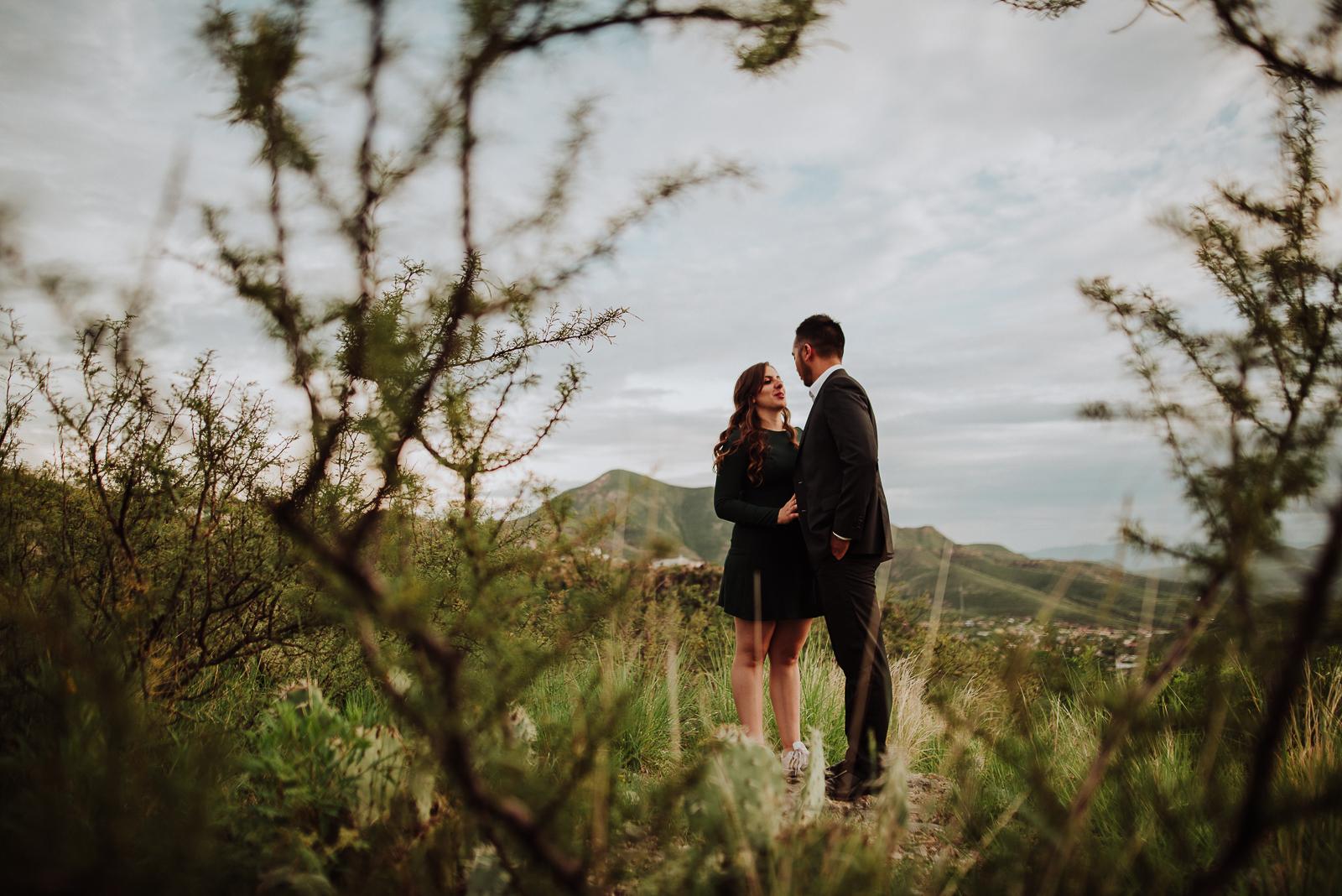 fotografias espontaneas, fotos de pareja, fotos en ruinas, preboda Santa Eulalia pueblo magico,  fotografia de novios, boda en chihuahua , fotografo de bodas , fotografos profesionales,  novios en santa eulalia  , parejas en santa eulalia, novios en chihuahua mexico, fotografos profesionales, fotografos de matrimonios