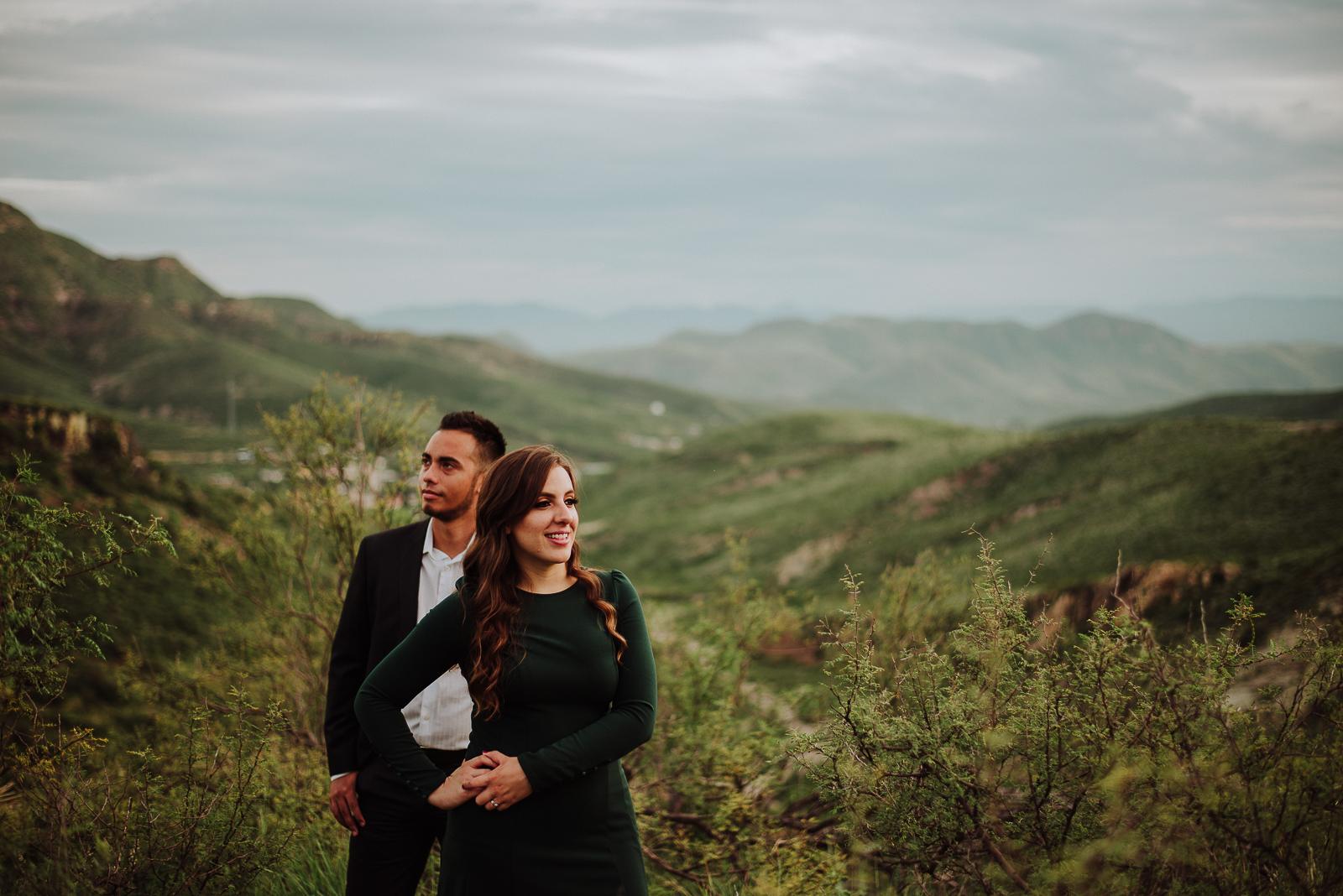fotografias espontaneas, fotos de pareja, fotos en ruinas, preboda Santa Eulalia pueblo magico,  fotografia de novios, boda en chihuahua , fotografo de bodas , fotografos profesionales,  novios en santa eulalia  , parejas en santa eulalia, novios en chihuahua mexico, fotografos profesionales, fotografos de matrimonios