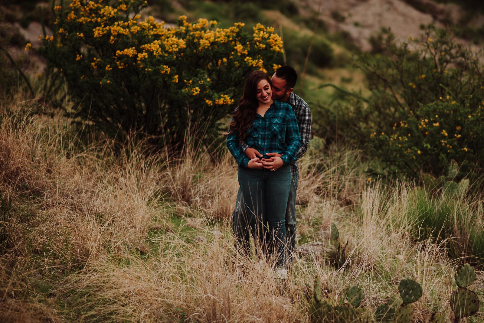 fotografias espontaneas, fotos de pareja, fotos en ruinas, preboda Santa Eulalia pueblo magico,  fotografia de novios, boda en chihuahua , fotografo de bodas , fotografos profesionales,  novios en santa eulalia  , parejas en santa eulalia, novios en chihuahua mexico, fotografos profesionales, fotografos de matrimonios