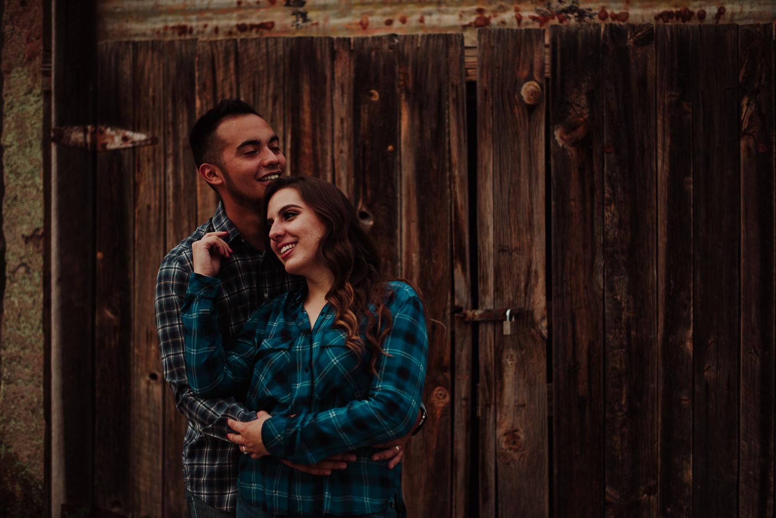 fotografias espontaneas, fotos de pareja, fotos en ruinas, preboda Santa Eulalia pueblo magico,  fotografia de novios, boda en chihuahua , fotografo de bodas , fotografos profesionales,  novios en santa eulalia  , parejas en santa eulalia, novios en chihuahua mexico, fotografos profesionales, fotografos de matrimonios