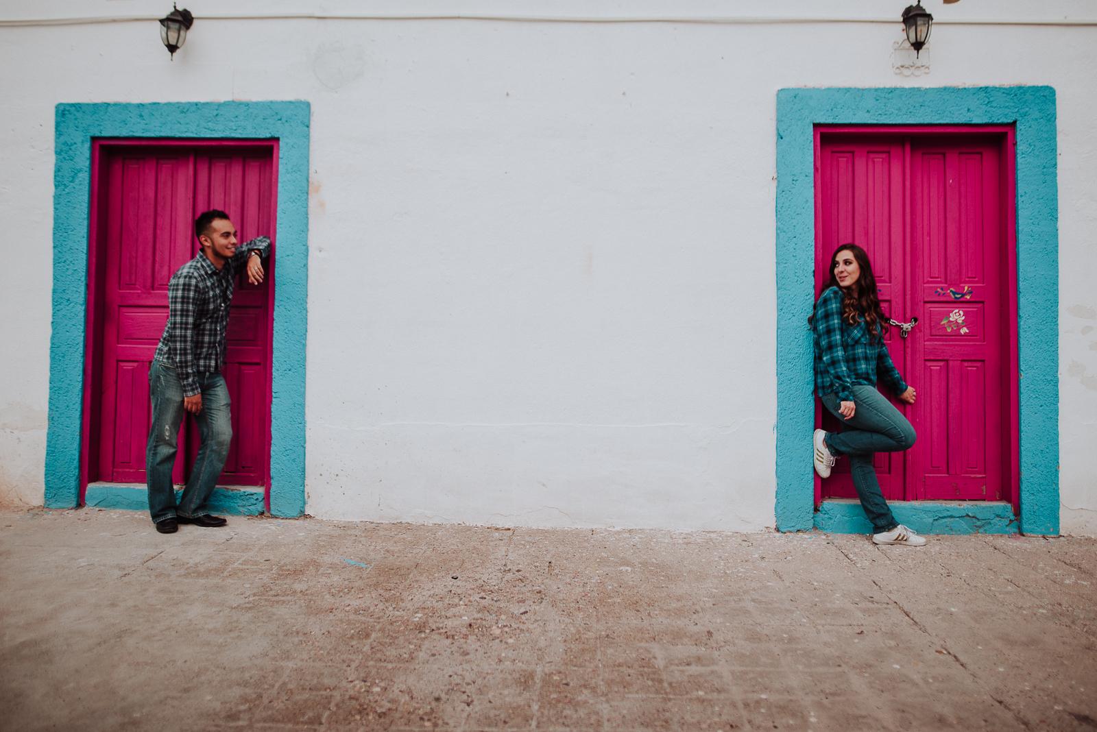 fotografias espontaneas, fotos de pareja, fotos en ruinas, preboda Santa Eulalia pueblo magico,  fotografia de novios, boda en chihuahua , fotografo de bodas , fotografos profesionales,  novios en santa eulalia  , parejas en santa eulalia, novios en chihuahua mexico, fotografos profesionales, fotografos de matrimonios