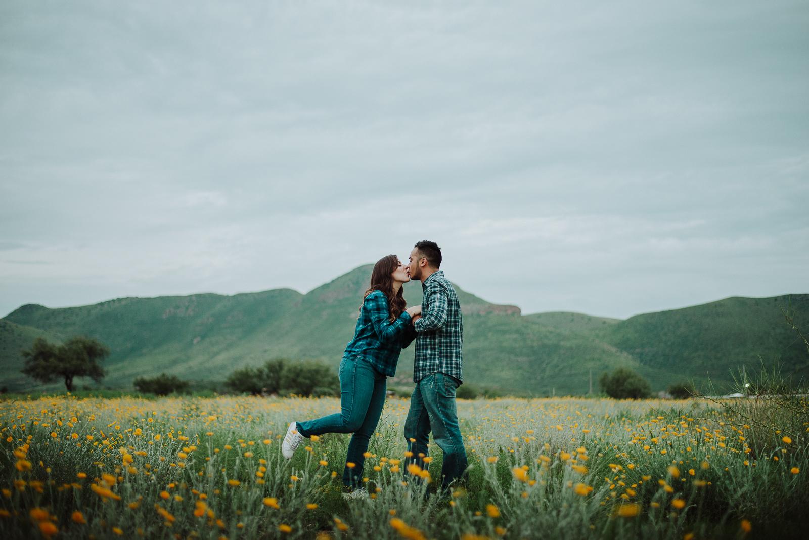 fotografias espontaneas, fotos de pareja, fotos en ruinas, preboda Santa Eulalia pueblo magico,  fotografia de novios, boda en chihuahua , fotografo de bodas , fotografos profesionales,  novios en santa eulalia  , parejas en santa eulalia, novios en chihuahua mexico, fotografos profesionales, fotografos de matrimonios