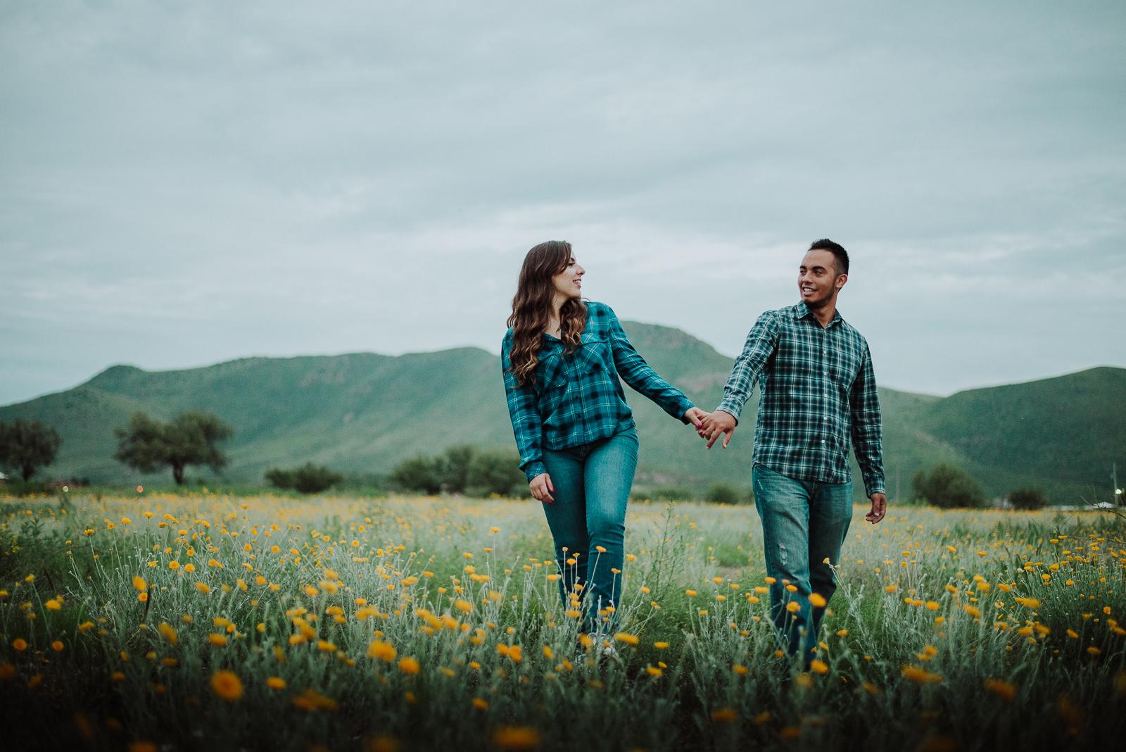 fotografias espontaneas, fotos de pareja, fotos en ruinas, preboda Santa Eulalia pueblo magico,  fotografia de novios, boda en chihuahua , fotografo de bodas , fotografos profesionales,  novios en santa eulalia  , parejas en santa eulalia, novios en chihuahua mexico, fotografos profesionales, fotografos de matrimonios