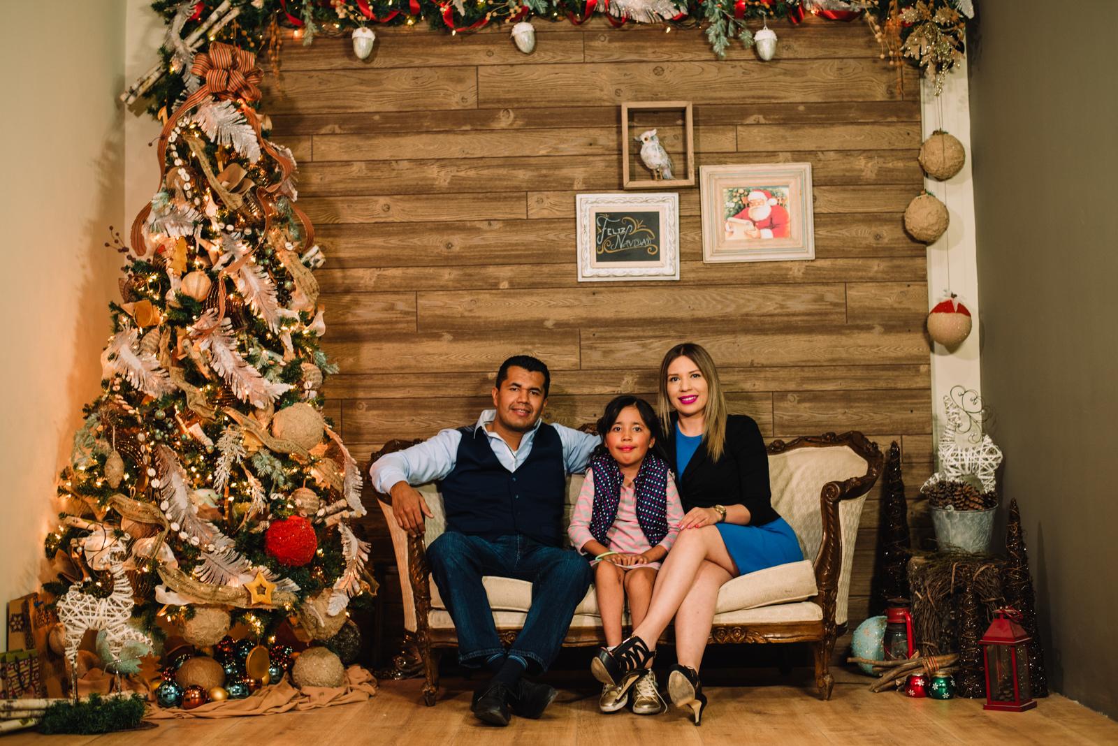 fotos con santa, fotos infantiles de navidad, mini sesiones navideñas, set navideño, fotografia navideña, fotos familiares, fotos de navidad en chihuahua, fotos en set navideño, fotografos en navidad, fotografos de navidad, fotografos para posadas, mac y liz, set navideño mac y liz , fotografos profesionales , chihuahua, manuel de la rosa, evelin schieveck, familia divertida, familia en navidad